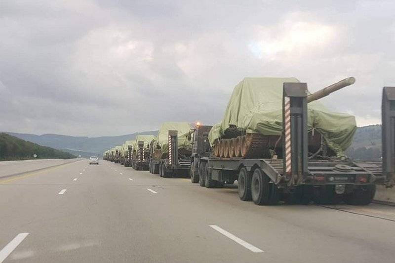 Về hệ thống quan sát, trưởng xa có kính ngắm ngày/đêm TKN-4S ở phía dưới bệ súng máy 12.7mm và kính ngắm phòng không PZU-7. Pháo thủ được hỗ trợ quan sát bởi kính ngắm pháo thủ quang học truyền thống và hệ thống kính ngắm đa kênh ESSA. Ảnh: Vận chuyển T-90SA của Algeria.