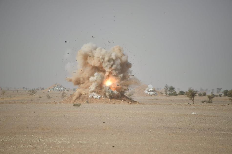 Pháo nòng trơn 125mm trên T-90SA có khả năng bắn nhiều loại đạn khác nhau như đạn nổ phá mảnh, đạn nổ mạnh HE, đạn xuyên dưới cỡ nòng, đạn tên lửa chống tăng,… với khả năng nạp đạn tự động. Ảnh: Mục tiêu nổ tung sau khi trúng đạn 125mm từ T-90SA trong tập trận.