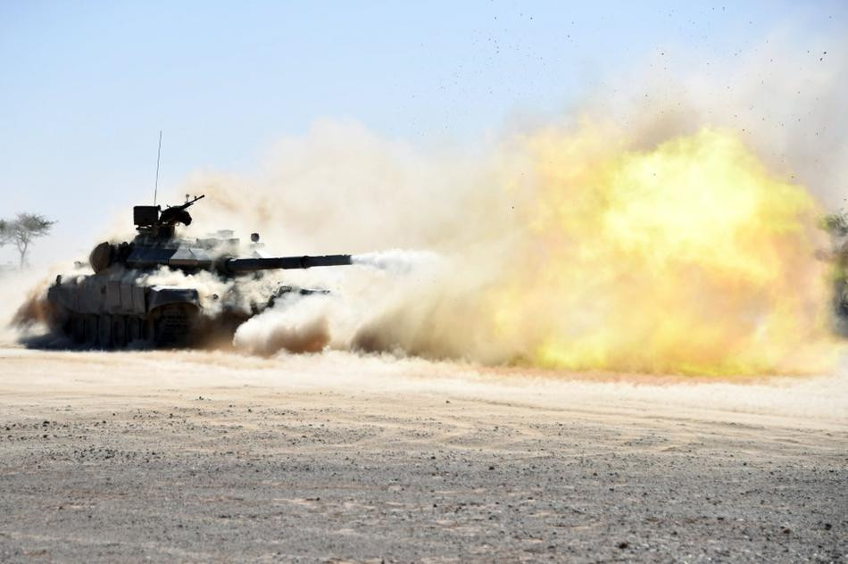 Về độ bảo vệ, xe tăngT-90A/S đã quá nổi tiếng bởi khả năng lì đòn của giáp chính. Cùng với đó là được bổ sung các khối giáp phản ứng nổ thế hệ 2 Kontakt-5 của Nga có thể chống lại nhiều loại đạn sát thương xe tăng.