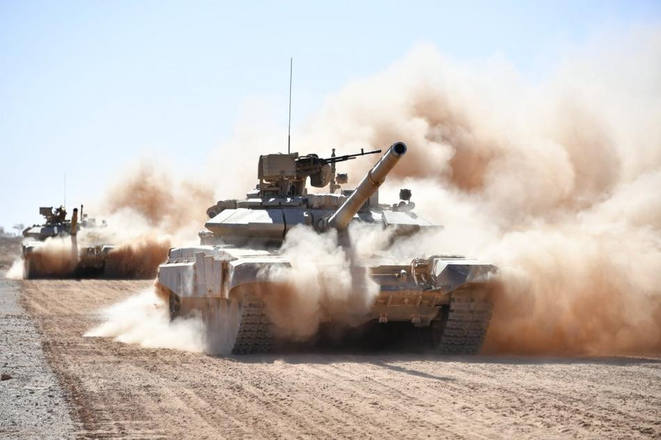 Vào ngày 18/1 vừa qua, Quân khu 3 của Quân đội Quốc gia Algeria đã tổ chức cuộc tập trận bắn đạn thật quy mô mang tên Hazm-2021 nhằm huấn luyện sẵn sàng chiến đấu trong đầu năm. Số lượng lớn xe tăng T-90SA đã được huy động cho sự kiện Ảnh: Xe tăng T-90SA tham gia tập trận Hazm-2021.