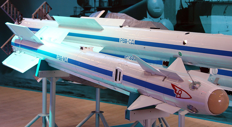 So với tên lửa R-73, tên lửa R-74M đã tăng tầm phóng tối đa từ 30km lên 40km, có thể bắn vào các mục tiêu ở cự ly tối thiểu là 300m và có thể thay đổi mục tiêu trong khi bay, do sử dụng thiết bị tìm kiếm hiện đại hơn.