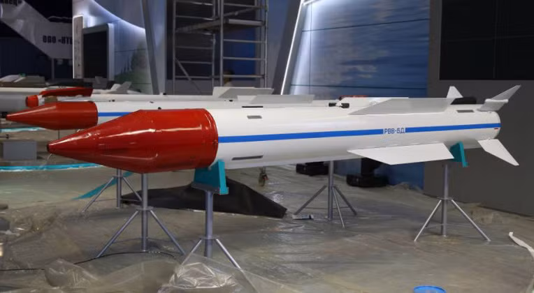 MiG-31 có hiệu suất bay và sử dụng các loại vũ khí tầm xa ở độ cao rất lớn trong không gian; với tốc độ và khả năng hoạt động rộng, cũng như khả năng tiến công mục tiêu tầm xa nhờ tên lửa R-37 cực mạnh, với tầm bắn tối đa 400km và đầu đạn nặng 60kg; MiG-31 thực sự là sát thủ ngoài tầm nhìn, theo đúng yêu cầu của lãnh đạo Quân đội Liên Xô.