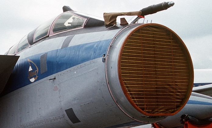 Đây là loại chiến đấu cơ đầu tiên trên thế giới được trang bị radar quét mảng pha điện tử Zaslon-M, cung cấp cho máy bay cung cấp mức độ nhận biết tình huống, được cho là vượt qua bất kỳ máy bay chiến đấu nào của Nga.