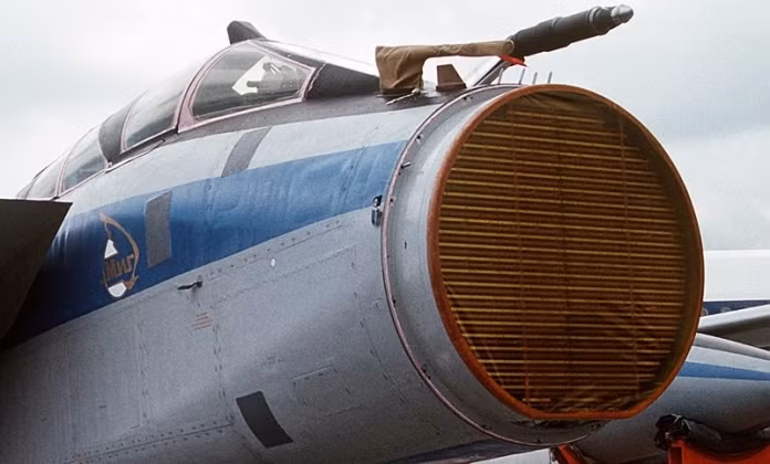 Đây là loại chiến đấu cơ đầu tiên trên thế giới được trang bị radar quét mảng pha điện tử Zaslon-M, cung cấp cho máy bay cung cấp mức độ nhận biết tình huống, được cho là vượt qua bất kỳ máy bay chiến đấu nào của Nga.