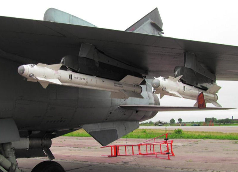 Khả năng cơ động của tên lửa R-74M, đã bù đắp rất nhiều cho khả năng cơ động kém của MiG-31, và cho phép máy bay được sử dụng trong những chiến thuật không chiến mới.