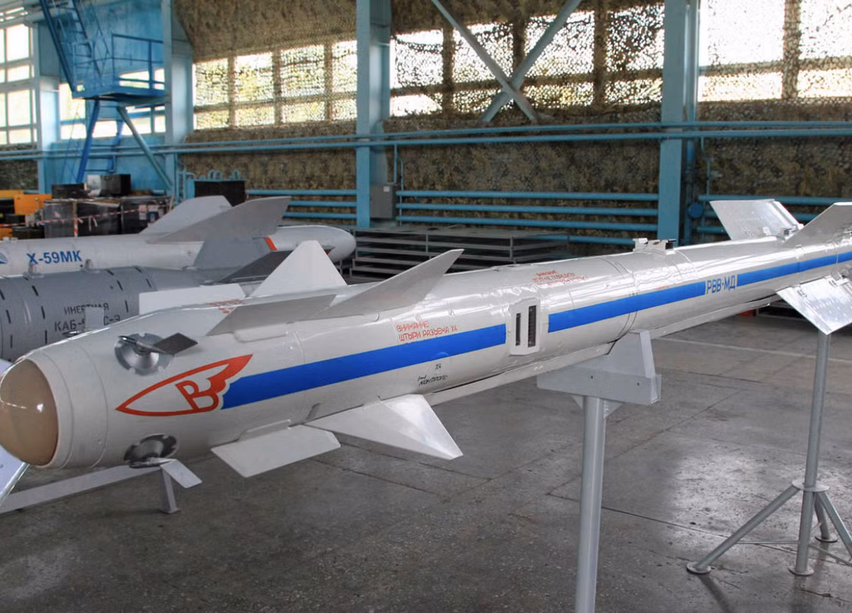 Đáng chú ý, R-74M cũng có thể được sử dụng để tiêu diệt các mục tiêu có giá trị thấp hơn như trực thăng, tên lửa hành trình và máy bay không người lái; cho phép MiG-31 tránh phụ thuộc vào tên lửa R-37 có giá thành đắt hơn, chuyên dùng cho không chiến tầm xa.