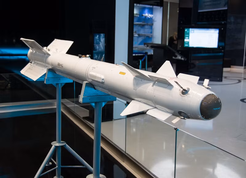 Tuy nhiên tên lửa R-74M có khả năng mang lại cho MiG-31 nhiều cơ hội chiến đấu hơn, trong các cuộc giao tranh tầm gần, cho phép chúng tấn công mục tiêu ở các góc cực hạn và đáng tin cậy hơn, mà không cần quay đầu máy bay về phía mục tiêu.