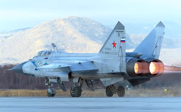 Do MiG-31 ngày càng được Không quân Nga sử dụng nhiều hơn, đặc biệt là ở khu vực Bắc Cực; do vậy việc tích hợp tên lửa tầm ngắn R-74M, khẳng định một bước quan trọng trong việc hiện đại hóa loại máy bay này. 