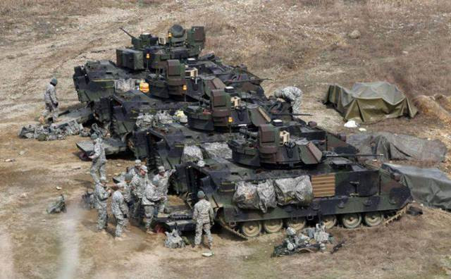 Hầu hết tất cả các hệ thống tác chiến trên bộ chính của Mỹ đều được đưa vào sử dụng từ những năm 1980. Do đó vào năm 2017, Mỹ đã thành lập nhóm chuyên gia để phát triển nhanh chóng thế hệ vũ khí mới để đáp ứng yêu cầu chiến tranh trong tương lai.