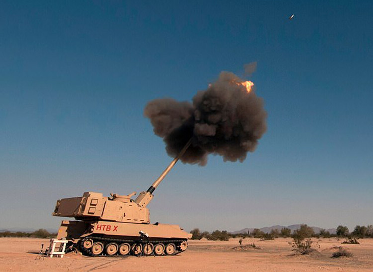 Đầu tiên là pháo binh chính xác tầm xa, quân đội Mỹ nổi tiếng với việc sử dụng pháo binh yểm trợ từ xa, nhanh chóng và chính xác trong Thế chiến thứ hai. Tuy nhiên, trong các cuộc xung đột gần đây quân đội Mỹ ngày càng phụ thuộc vào các cuộc không kích sử dụng vũ khí chính xác.