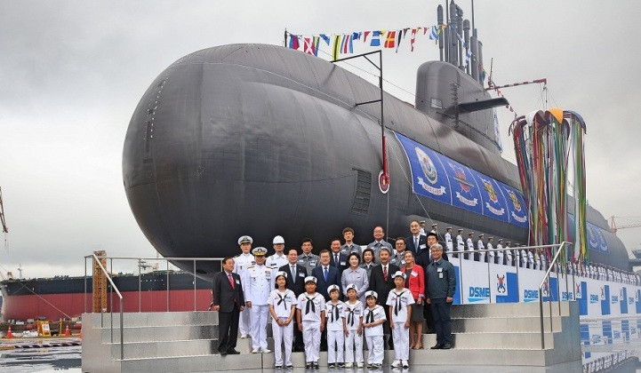 Hải quân Hàn Quốc sẽ chính thức biên chế tàu ngầm lớp Dosan Ahn Changho vào cuối tháng này, đây sẽ là tàu ngầm đầu tiên của Hàn Quốc có khả năng mang tên lửa đạn đạo phóng từ tàu ngầm. Theo các nguồn tin, con tàu hiện đang được thử nghiệm hệ thống phóng ngư lôi.