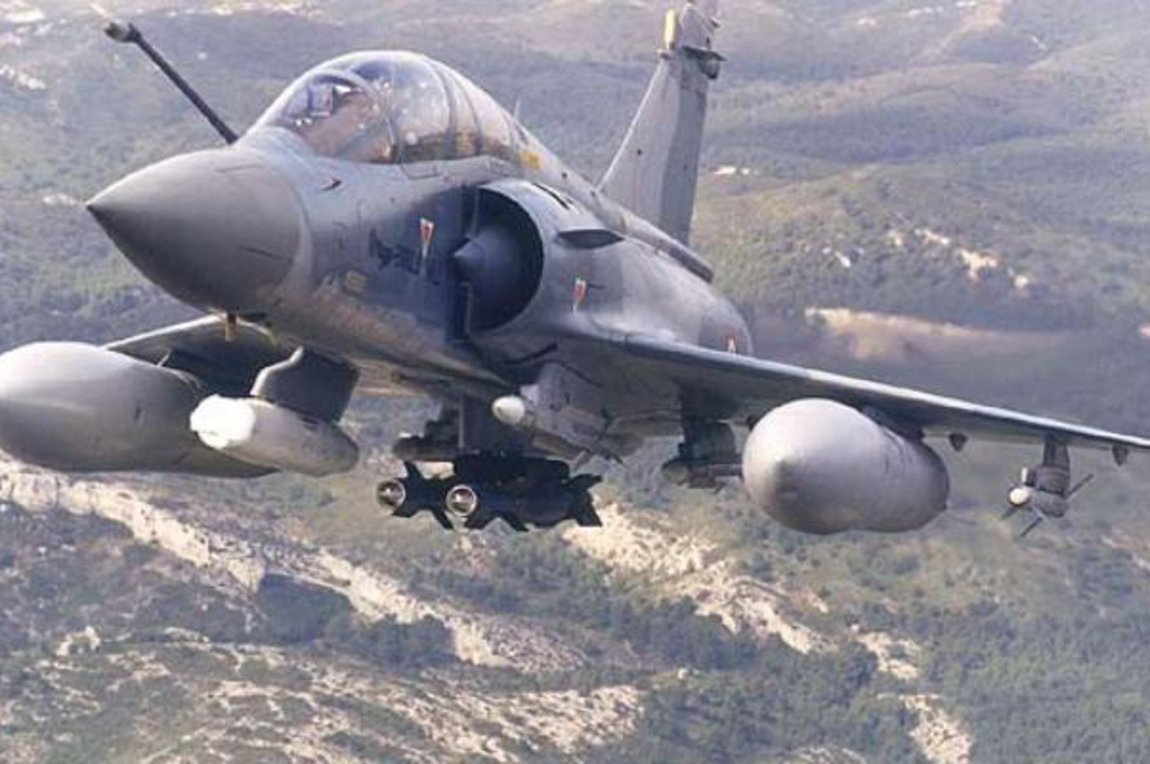 Về khả năng chiến đấu, Mirage 2000 chủ yếu được biết đến với khả năng thực hiện các hoạt động tiến công mặt đất. Một chiếc Mirage 2000, có thể mang ít nhất hai quả bom dẫn đường bằng laser, có khả năng tiêu diệt chính xác các mục tiêu chính trên mặt đất.