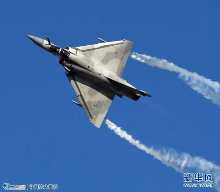 Về tốc độ leo cao, Mirage thắng F-16 trong trường hợp này. Trong khi Mirage có tốc độ leo tối đa 285 m/s, thì F-16 chỉ đạt 220 m/s; nếu so sánh kích thước của hai loại máy bay này sẽ giải thích tất cả.