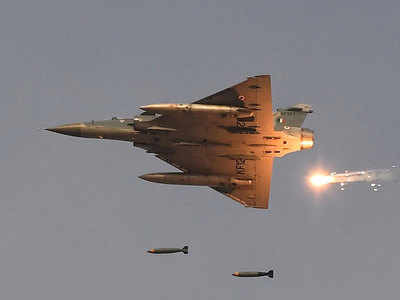 Về vũ khí, tiêm kích Mirage 2000 có tới 9 điểm cứng để lắp vũ khí và phạm vi chiến đấu 1.850 km. Ngoài ra, Mirage 2000 còn được giao nhiệm vụ sử dụng vũ khí hạt nhân chiến thuật.