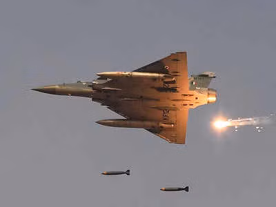 Về vũ khí, tiêm kích Mirage 2000 có tới 9 điểm cứng để lắp vũ khí và phạm vi chiến đấu 1.850 km. Ngoài ra, Mirage 2000 còn được giao nhiệm vụ sử dụng vũ khí hạt nhân chiến thuật.