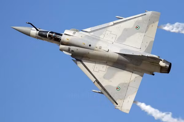 Chiến đấu cơ Mirage 2000 do Dassault Aviation sản xuất, đây là thiết kế sử dụng cánh tam giác (cánh Delta) điển hình của châu Âu. Về tốc độ, có thể đạt tối đa lên tới Mach 2,2 (tương đương 2.336 km/giờ) ở độ cao lớn, hoặc có thể đạt tới 1.110 km/giờ ở độ cao thấp.