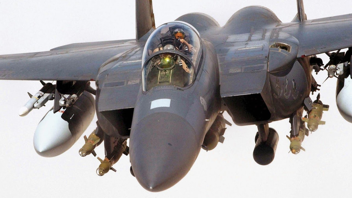 Vào cuối những năm 1980, Mỹ phát triển phiên bản F-15 tiến công mặt đất, đặt tên là F-15E Strike Eagle và đã phát huy tốt trong Chiến tranh vùng Vịnh năm 1991 và các cuộc chiến khác sau đó.