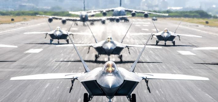 F-15C và F-22 thì ngày càng đi xuống cả về “thể chất lẫn tinh thần”. Trên thực tế, người Mỹ đã tự bắn vào chân mình, với các quyết định quản lý của họ. Nhất là sai lầm khi đóng cửa sớm dây chuyền sản xuất F-22, khi khó có cơ hội để sửa chữa.