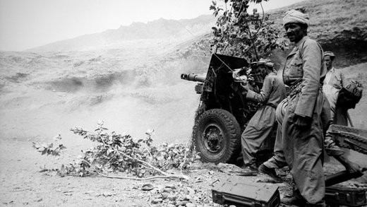 Để dẹp bỏ mối nguy này, năm 1965 quân đội Iraq đã tiến hành tấn công vào lãnh thổ người Kurd. Giúp sức với họ, quân đội Syria (cũng là đảng Ba’ath cầm quyền) đã gửi quân đến giúp tấn công người Kurd. Tuy nhiên, lúc này Liên Xô vẫn còn hỗ trợ rất mạnh cho người Kurd và mối quan hệ của Liên Xô với Iraq lúc này đang lạnh nhạt sau khi Iraq tiến hành cách mạng