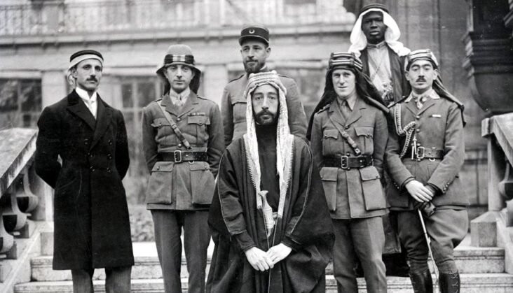 Thời kỳ quân chủ của Iraq bắt đầu từ năm 1932 khi người Anh trao trả độc lập cho vua Iraq. Trước đó khi thế chiến 1 kết thúc, các nước thắng trận đã dự tính cắt lãnh thổ đế quốc Ottoman thua trận để làm một quốc gia cho người Kurd.