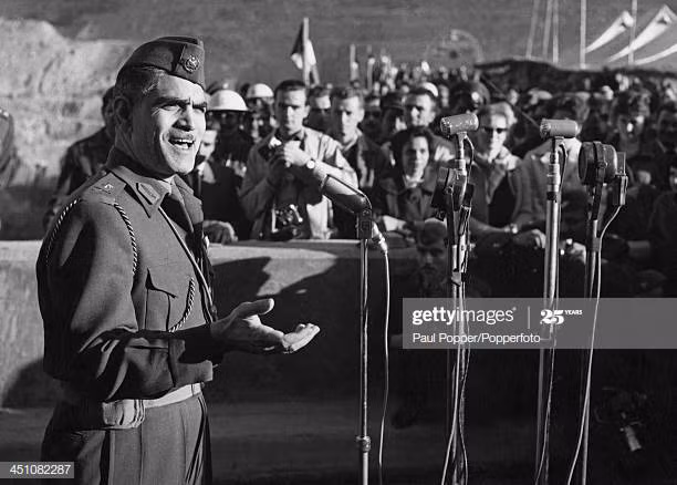 Đến năm 1958, một sự kiện xảy ra làm rung chuyển toàn Trung Đông. Những sĩ quan cộng sản trong quân đội Iraq đã nhằm ngày phá ngục Bát-xti trong Cách mạng Pháp để tiến hành cuộc cách mạng lật đổ chế độ quân chủ Iraq. Iraq từ đó bước vào thời kỳ Cộng sản, do Thủ tướng Karim Qasim đứng đầu, thiết lập quan hệ thân thiết với Liên Xô.