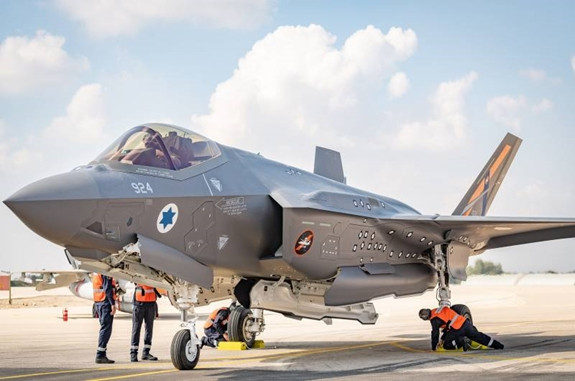 Số F-35 của Israel, được trang bị hệ thống C4 (chỉ huy, điều khiển, truyền tin và máy tính) do Israel phát triển, chạy "trên đầu" hệ điều hành của Lockheed. Một trong những khả năng "siêu việt" và quan trọng của F-35I, là việc tiếp nhận dữ liệu bằng các cảm biến của nó và chia sẻ thông tin với các lực lượng khác.