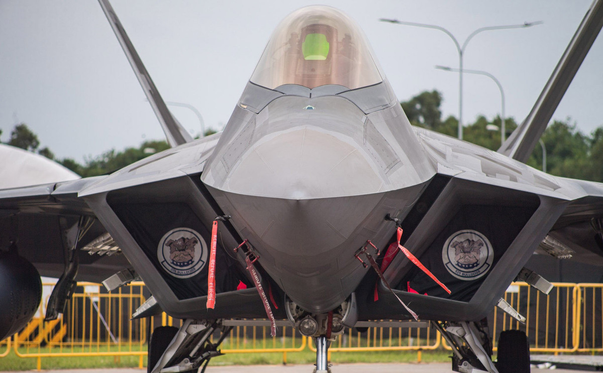 Defense-Blog tiết lộ rằng, các quan chức quốc phòng Israel phủ nhận thông tin cho rằng, Israel có sự quan tâm đến máy bay chiến đấu F-22 và chưa bao giờ "có sự bàn bạc nghiêm túc" về vấn đề này. Tuy nhiên, đã có những lập luận được đưa ra, do Tổng thống Donald Trump là "doanh nhân", vì lợi ích kinh tế, nên có thể ông chấp thuận việc mua bán này.