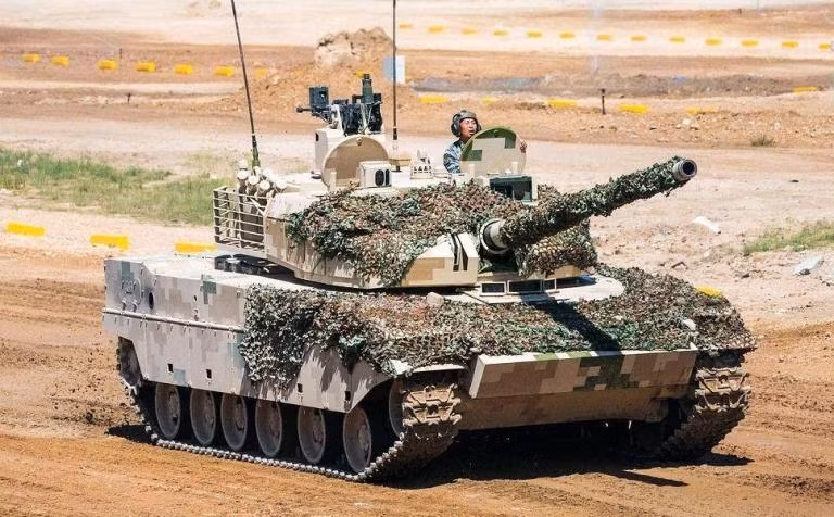 Loại xe tăng Type 15 nhẹ hơn Type 99 khoảng 40% và là loại xe tăng hiện đại duy nhất của Trung Quốc không sử dụng pháo 125mm, mà sử dụng pháo 105mm giống những chiếc xe tăng cũ của Trung Quốc là Type 59.