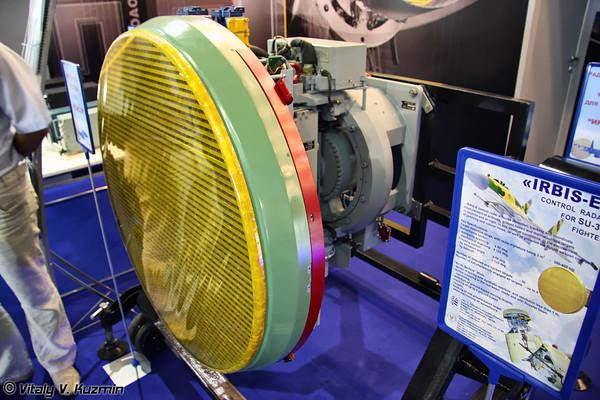 Các cảm biến trên Su-35 bao gồm radar mảng quét điện tử thụ động (PESA) IRBIS-E, có khả năng phát hiện máy bay tàng hình. IRBIS-E có thể theo dõi tới 30 mục tiêu trên không; với mục tiêu có mặt cắt phản xạ radar từ 3 mét vuông, tầm phát hiện lên đến 400 km; với các mục tiêu có mặt cắt nhỏ 0,1 mét vuông, tầm phát hiện 80 km.