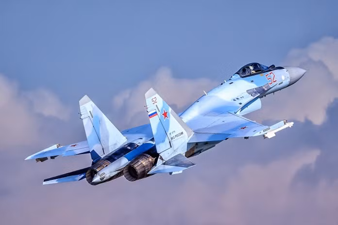 Su-35 nếu sử dụng nhiên liệu bên trong, tầm hoạt động là 3.500 km, hoặc 4.500 km với hai thùng nhiên liệu bên ngoài. Khung máy bay bằng titan nhẹ hơn và động cơ đều có tuổi thọ cao hơn đáng kể so với các phiên bản Flanker trước đó, lần lượt là 6.000 và 4.500 giờ bay (F-22 và F-35 là 8.000 giờ).