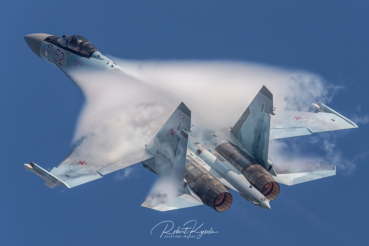 Su-35 có thể đạt tốc độ tối đa Mach 2,25 ở độ cao lớn (ngang với F-22, nhanh hơn F-35 và F-16) và có khả năng tăng tốc tuyệt vời. Tuy nhiên, Su-35 không thể bay tốc độ hành trình siêu âm, mà không cần bật chế độ đốt sau. Trần phục vụ của Su-35 là 18.000 mét, ngang với F-15 và F-22; cao hơn 3.000 mét so với Super Hornet, Rafales và F-35.