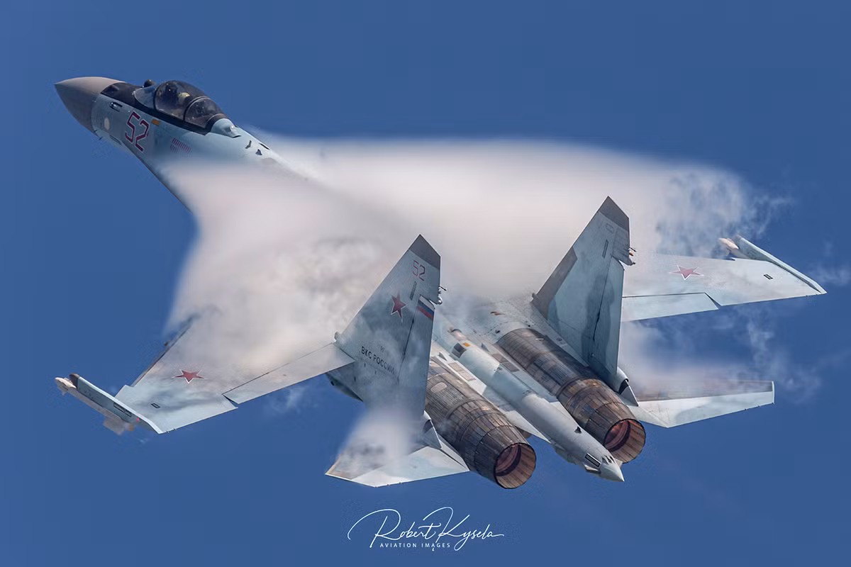 Su-35 có thể đạt tốc độ tối đa Mach 2,25 ở độ cao lớn (ngang với F-22, nhanh hơn F-35 và F-16) và có khả năng tăng tốc tuyệt vời. Tuy nhiên, Su-35 không thể bay tốc độ hành trình siêu âm, mà không cần bật chế độ đốt sau. Trần phục vụ của Su-35 là 18.000 mét, ngang với F-15 và F-22; cao hơn 3.000 mét so với Super Hornet, Rafales và F-35.
