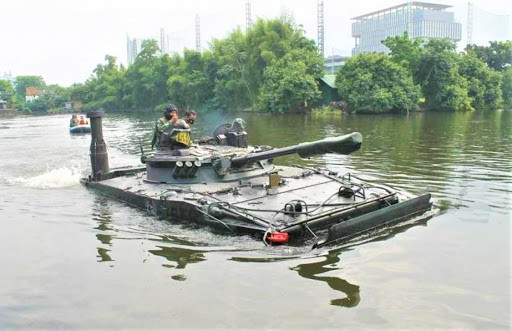 BMP-3 được trang bị hỏa lực mạnh với một pháo 100mm và một pháo 30mm đồng trục, cho phép cho viện hỏa lực rất tốt cho đội hình đổ bộ. Vỏ giáp của xe làm từ hợp kim nhôm có khả năng chống lại các loại đạn pháo tới cỡ 30mm ở mặt giáp trước. Khả năng bơi với vận tốc tối đa cũng lên tới 20km/h, gấp đôi so với PT-76.