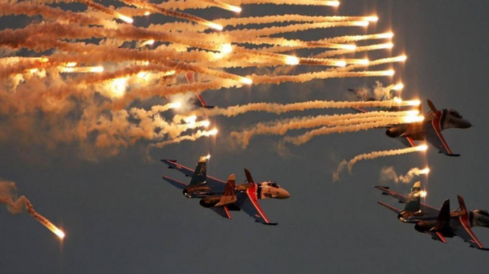 Hóa ra chiếc Su-35S hoàn toàn không bị cháy động cơ; quyết định rời máy bay bằng ghế phóng dù không phải do phi công đưa ra, mà do chỉ huy điều hành bay, đã nhầm lẫn việc máy bay bất ngờ phóng mồi bẫy tầm nhiệt với việc động cơ máy bay bị cháy. Lỗi này có cả của phi công và chỉ huy mặt đất. 