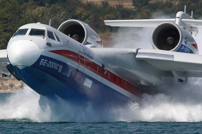 Còn chiếc máy bay đổ bộ Be-200 của Hải quân Nga bị rơi hôm 14/8 tại Thổ Nhĩ Kỳ, cũng được điều khiển bởi một phi hành đoàn giàu kinh nghiệm. Các phi công gồm Trung tá Vladislav Berkutov và Vadim Karasev, Đại tá Yevgeny Kuznetsov cũng có mặt trên máy bay với tư cách là một phi công thanh tra.