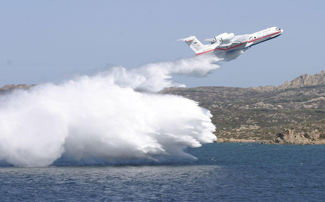 Máy bay đang tham gia dập tắt đám cháy ở khu vực thành phố Adana của Thổ Nhĩ Kỳ, và cường độ bay với phi hành đoàn là rất lớn, khi họ phải bay nhiều chuyến mỗi ngày. 