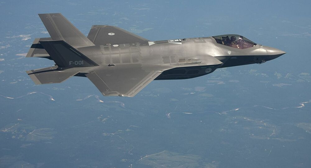 Không giống như radar trên J-10 của Trung Quốc, có cấu tạo đơn giản, radar trên F-35 của Mỹ là một hệ thống máy tính phức tạp, với không chỉ một, mà là hai radar và một hệ thống tác chiến điện tử Barracuda tích hợp riêng biệt, có khả năng chế áp radar của đối phương.