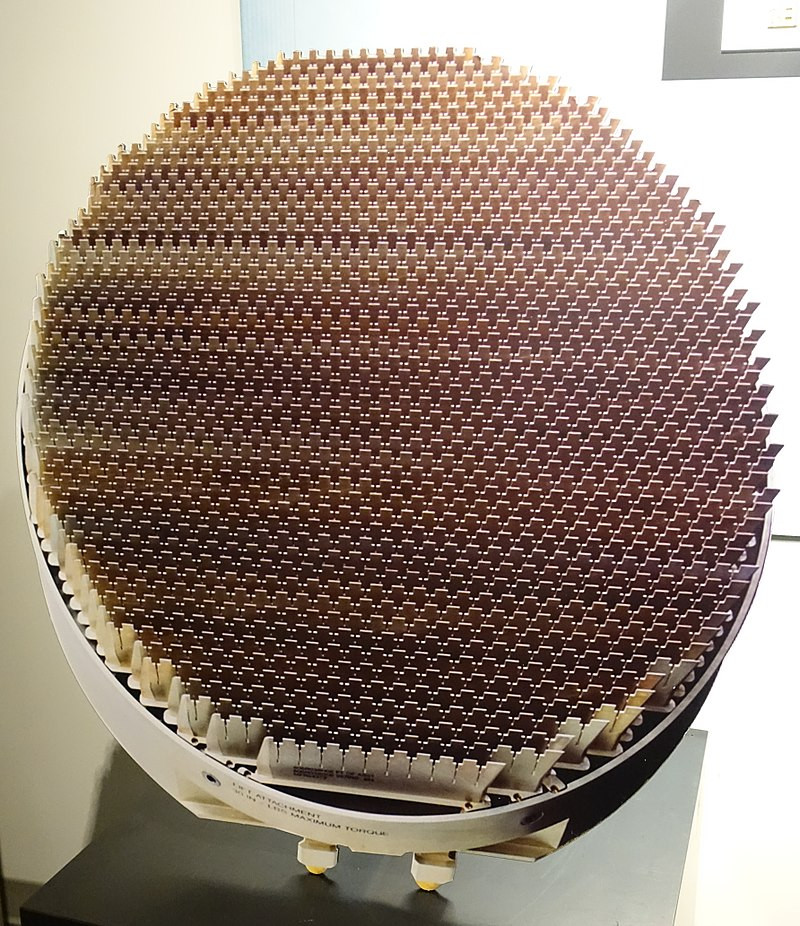 Radar chính của chiến đấu cơ F-35 không chỉ theo dõi và có thể cùng lúc dẫn đường cho tên lửa tiến công 10 mục tiêu (tên lửa này không nhất thiết phải do chiếc F-35 đó phóng ra, mà có thể là từ máy bay khác thực hiện), mà còn liên tục theo dõi mục tiêu từ cự ly trên 150 km.