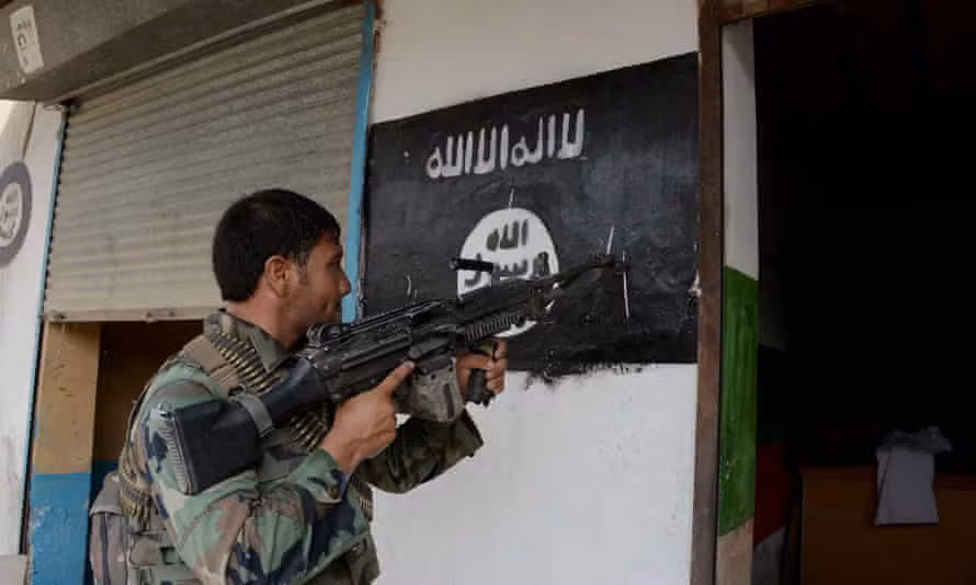 Sự liên kết của nhóm này với IS thông qua những quy định chặt chẽ của luật Hồi giáo và sử dụng chiến thuật thi hành bạo lực, chẳng hạn như thực hiện xử tử công khai, giết chết trưởng lão bộ tộc và đóng cửa trường học.