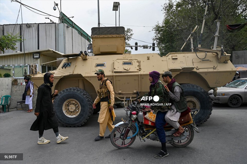 Cần phải thấy rõ rằng, Mỹ đã không cung cấp cho Quân đội chính phủ Afghanistan những trang thiết bị tiên tiến nhất. Trên thực tế, những chiếc xe bọc thép Humvee mà Taliban điều khiển, đang diễu hành xung quanh, nhưng do không có khả năng bảo vệ trước bom bên đường, nên quân đội Mỹ đang từ bỏ phương tiện này.