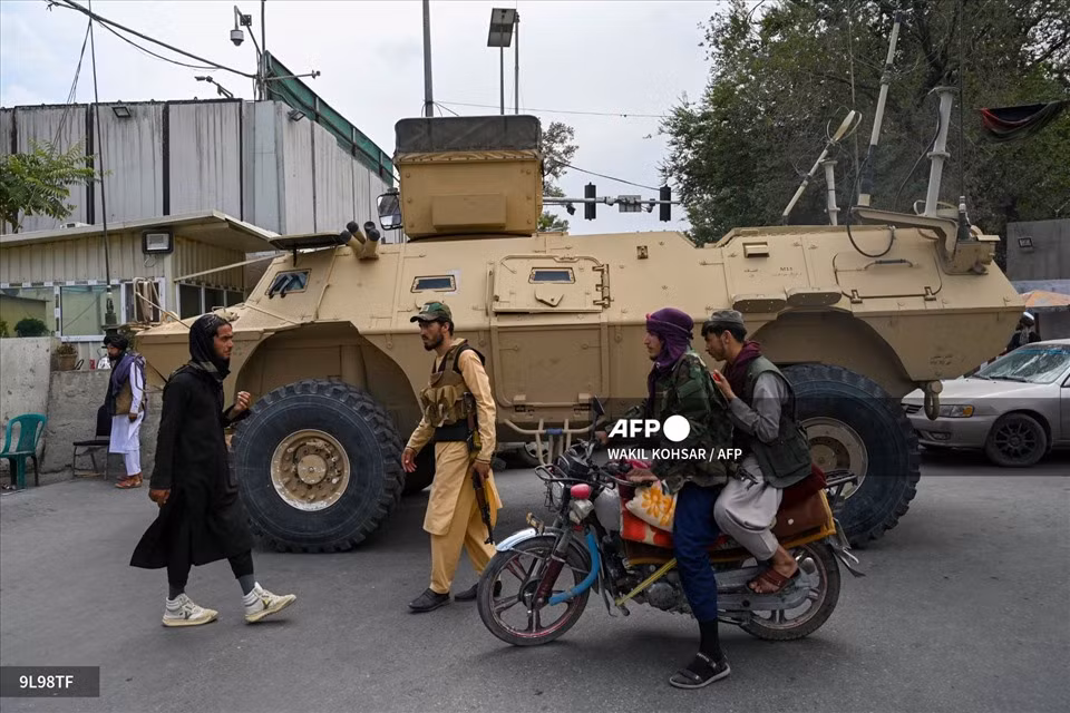 Cần phải thấy rõ rằng, Mỹ đã không cung cấp cho Quân đội chính phủ Afghanistan những trang thiết bị tiên tiến nhất. Trên thực tế, những chiếc xe bọc thép Humvee mà Taliban điều khiển, đang diễu hành xung quanh, nhưng do không có khả năng bảo vệ trước bom bên đường, nên quân đội Mỹ đang từ bỏ phương tiện này.