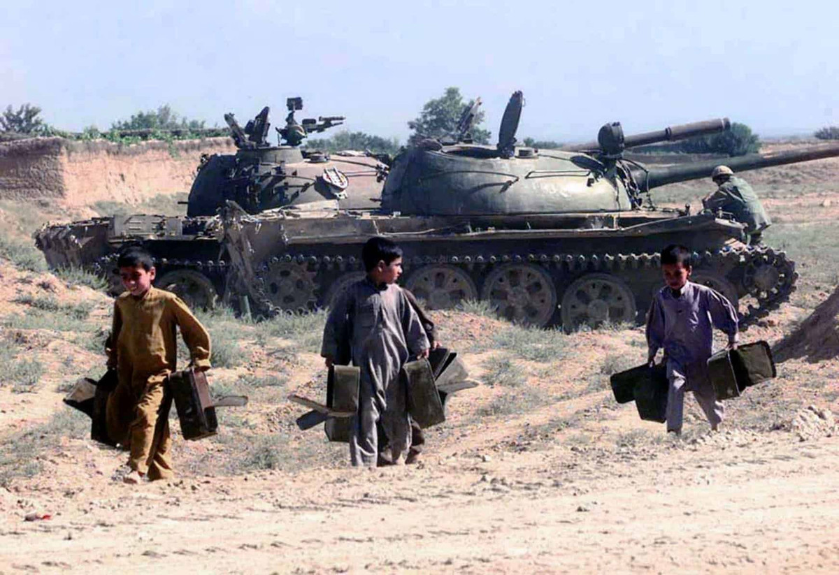 Mặc dù bề ngoài tình huống này có vẻ khủng khiếp, nhưng những chiếc xe quân sự này của Mỹ, ngay cả với những người lái được đào tạo bài bản, cũng không có giá trị quân sự đối với Taliban. Cuối cùng, những thiết bị này sẽ giống như thiết bị của Liên Xô bị bỏ rơi trên khắp Afghanistan vào năm 1989.