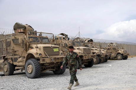 Với sự rút lui của lực lượng NATO, các nhà thầu cũng chọn cách ra đi, khiến nhiều phương tiện rơi vào tình trạng hư hỏng. Nhiều nhà phân tích cũng đổ lỗi cho điều kiện phương tiện kém, là nguyên nhân dẫn đến sự sụp đổ nhanh chóng của Quân chính phủ Afghanistan.