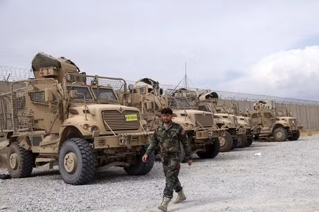 Với sự rút lui của lực lượng NATO, các nhà thầu cũng chọn cách ra đi, khiến nhiều phương tiện rơi vào tình trạng hư hỏng. Nhiều nhà phân tích cũng đổ lỗi cho điều kiện phương tiện kém, là nguyên nhân dẫn đến sự sụp đổ nhanh chóng của Quân chính phủ Afghanistan.