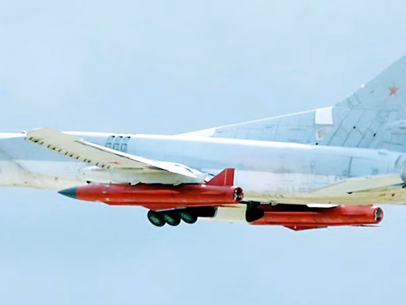 Đầu đạn của tên lửa Kh-32 được trang bị đầu dò radar tiên tiến, phạm vi phát hiện được mở rộng và có thể theo dõi trực tiếp mục tiêu bị tấn công ở khoảng cách xa hơn. Khi tìm thấy mục tiêu, tên lửa Kh-32 sẽ bổ nhào xuống một góc lớn gần khu vực mục tiêu và tấn công trực diện. Ảnh: Máy bay Tu-22M3 mang tên lửa Kh-32 - Nguồn: Topwar