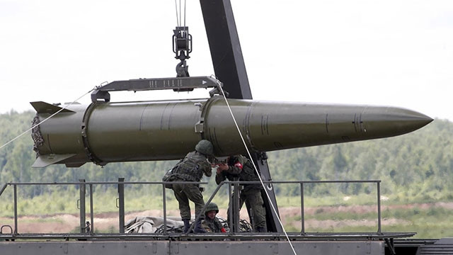 Tên lửa đạn đạo 9M723 SRBM dài 7,3 m, đường kính 0,92 m, trọng lượng phóng 3.800 kg. Tên lửa sở hữu tầm bắn tối đa 500 km và mang tải trọng từ 480 đến 700 kg. Biến thể xuất khẩu, 9M720 có tầm bắn giảm 280 km trong khi mang tải trọng 480 kg.