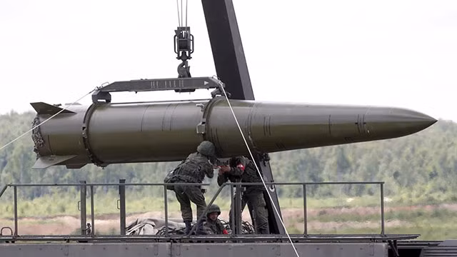 Tên lửa đạn đạo 9M723 SRBM dài 7,3 m, đường kính 0,92 m, trọng lượng phóng 3.800 kg. Tên lửa sở hữu tầm bắn tối đa 500 km và mang tải trọng từ 480 đến 700 kg. Biến thể xuất khẩu, 9M720 có tầm bắn giảm 280 km trong khi mang tải trọng 480 kg.