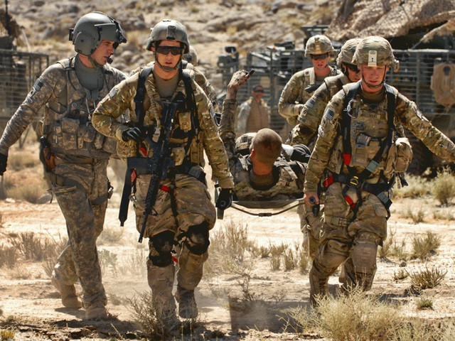 Quay trở lại năm 2003, người đứng đầu Lầu Năm Góc, Donald Rumsfeld, khi đến Kabul đã “hồ hởi” tuyên bố rằng “chiến thắng của Mỹ đã nằm trong tầm tay”. Tuy nhiên, số quân của Mỹ bắt đầu tăng lên theo thời gian, và bốn năm sau, số lượng lính Mỹ ở Afghanistan đã tăng lên 50 nghìn so với con số ban đầu là 20 quân. 