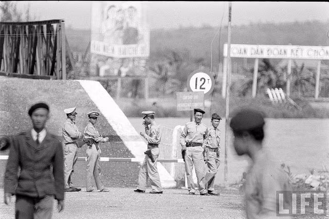 Tuy nhiên chúng vẫn ngoan cố không chịu đầu hàng, đầu năm 1960, một dàn loa Mỹ với công suất lớn được đưa đến bờ nam. Bọn chúng huyênh hoang: “Hệ thống loa “nói vỡ kính” này sẽ vang xa tận Quảng Bình,...”.