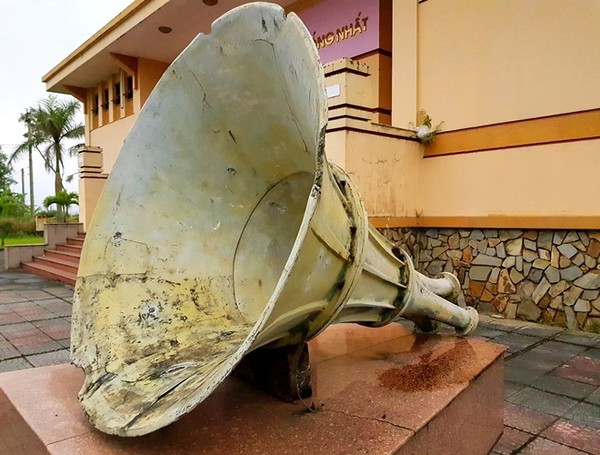 Ngay trong năm ấy, một chiếc loa có đường kính vành loa 1,7 mét, công suất 500W xuất hiện ở bờ Bắc sông Bến Hải. Bổ sung thêm còn có 20 loa loại 50 W, 4 loa loại 250 W, sẵn sàng tuyên chiến với địch trên mặt trận tuyên truyền.